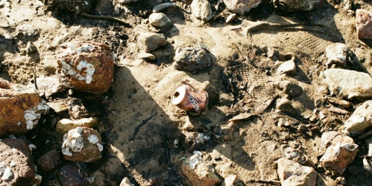 Μακάβρια ανακάλυψη: Δεκάδες ανθρώπινες στάχτες βρέθηκαν σε σωρούς στην έρημο