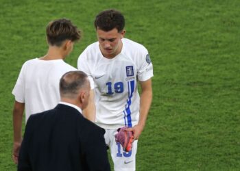 Ελλάδα -1: Ο Καρέτσας έδωσε τα παπούτσια του σε νεαρό οπαδό