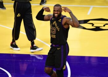 ΛεΜπρόν: Απάντησε για το αν θα γίνει προπονητής (vid)