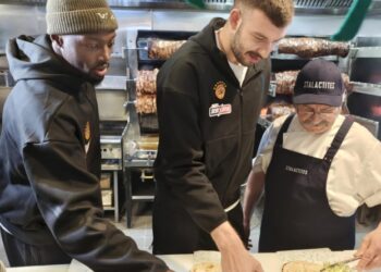 Παναθηναϊκός: Ρογκαβόπουλος και Γκραντ έγιναν… τυλιχτές σε ελληνικό ψητοπωλείο στη Μελβούρνη