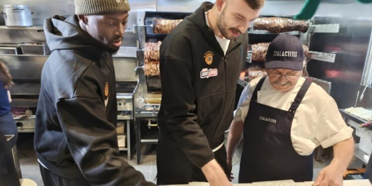 Παναθηναϊκός: Ρογκαβόπουλος και Γκραντ έγιναν… τυλιχτές σε ελληνικό ψητοπωλείο στη Μελβούρνη