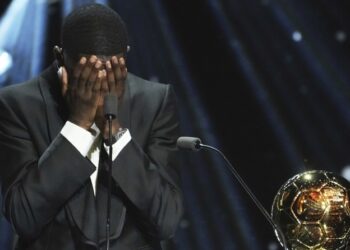 Χρυσή Μπάλα: Ξέσπασε σε κλάματα ο Ντεμπελέ, πυροτεχνήματα στο Παρίσι!