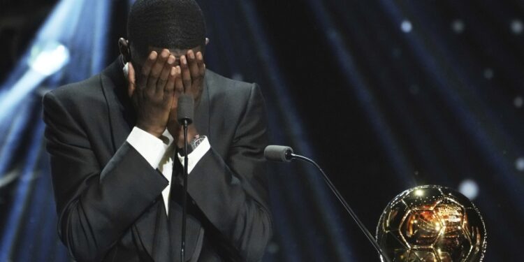 Χρυσή Μπάλα: Ξέσπασε σε κλάματα ο Ντεμπελέ, πυροτεχνήματα στο Παρίσι!