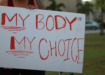 Νέα έρευνα: 1 στους 2 νέους στην Ελλάδα εμπλέκεται σε body shaming στο διαδίκτυο