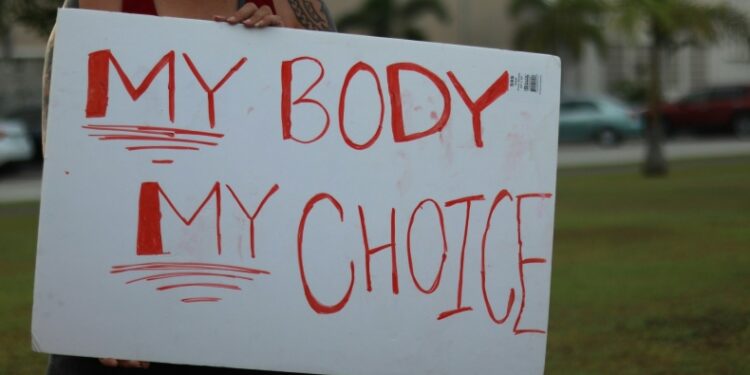 Νέα έρευνα: 1 στους 2 νέους στην Ελλάδα εμπλέκεται σε body shaming στο διαδίκτυο