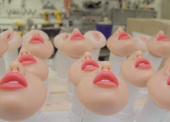 Από τα καουτσούκ του ’40 στις «έξυπνες συντρόφους» του 2025: Η απίστευτη ιστορία των πλαστικών κουκλών