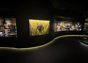 ΑΕΚ: Η σημαία με τον Δικέφαλο Αετό και τις υπογραφές μεγάλων παικτών στο Μουσείο Ιστορίας