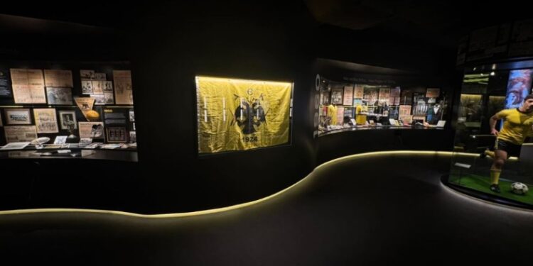 ΑΕΚ: Η σημαία με τον Δικέφαλο Αετό και τις υπογραφές μεγάλων παικτών στο Μουσείο Ιστορίας