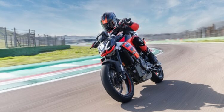 Test ride: Οδηγούμε το Aprilia Tuono 457 με την απόλαυση στο επίκεντρο