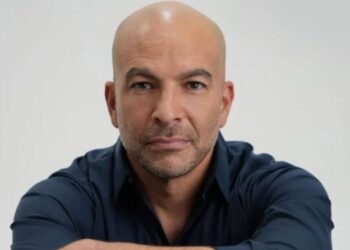 Δισεκατομμυριούχοι απευθύνονται σ’ αυτόν για να ζήσουν ως τα βαθιά γεράματα