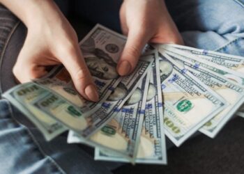 Εργάτης στη Ρωσία έλαβε κατά λάθος μισθούς 34 υπαλλήλων και αρνιόταν να τους επιστρέψει