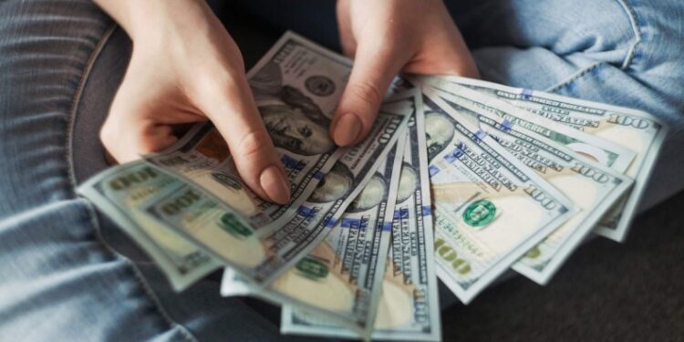 Εργάτης στη Ρωσία έλαβε κατά λάθος μισθούς 34 υπαλλήλων και αρνιόταν να τους επιστρέψει