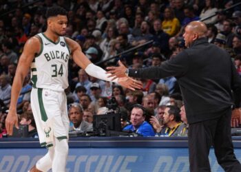 Ντοκ Ρίβερς για Αντετοκούνμπο: «Είναι απίστευτη η διαφορά με το πώς σφυρίζουν τον Γιάννη και δεν δίνουν τα φάουλ»