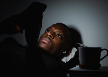 Γιατί δεν βλέπουμε σχεδόν ποτέ κινητά τηλέφωνα στα όνειρα: Η εξήγηση για το «παράδοξο» του ύπνου