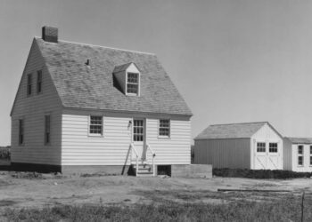 Γιατί η απειλή της ατομικής βόμβας έκανε τους Αμερικανούς να βάψουν τα σπίτια τους λευκά το 1954 (vid)