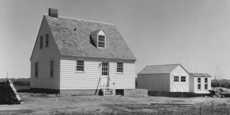 Γιατί η απειλή της ατομικής βόμβας έκανε τους Αμερικανούς να βάψουν τα σπίτια τους λευκά το 1954 (vid)