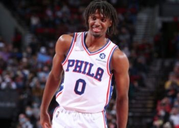 NBA: Οι Σίξερς λύγισαν τους Ράπτορς με Εμπίντ και Μάξι, πρώτη εκτός έδρας νίκη για τους Μάβερικς