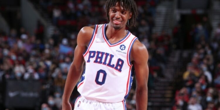 NBA: Οι Σίξερς λύγισαν τους Ράπτορς με Εμπίντ και Μάξι, πρώτη εκτός έδρας νίκη για τους Μάβερικς