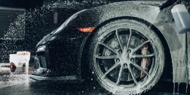 Πόσο κερδίζουν τα πλυντήρια αυτοκινήτων: Ποιο είναι το πιο αποδοτικό μοντέλο σύμφωνα με τους επιχειρηματίες του κλάδου (vid)