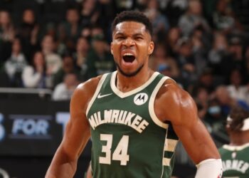 Μπακς -134: Ο Γιάννης μοίραζε και τα «Ελάφια» λύγισαν τη Σάρλοτ στην παράταση