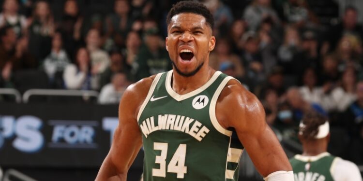 Μπακς -134: Ο Γιάννης μοίραζε και τα «Ελάφια» λύγισαν τη Σάρλοτ στην παράταση