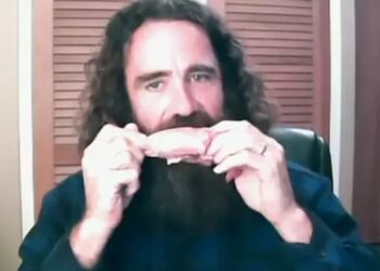 Άνδρας που τρώει μόνο ωμό κρέας σοκάρει με την «παράξενη» παρενέργεια που βιώνει