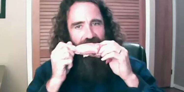 Άνδρας που τρώει μόνο ωμό κρέας σοκάρει με την «παράξενη» παρενέργεια που βιώνει