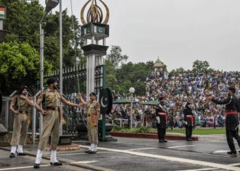 Η «θεατρική» τελετή στα σύνορα Ινδίας–Πακιστάν: Το τελετουργικό που ισορροπεί ανάμεσα σε θέαμα και ένταση