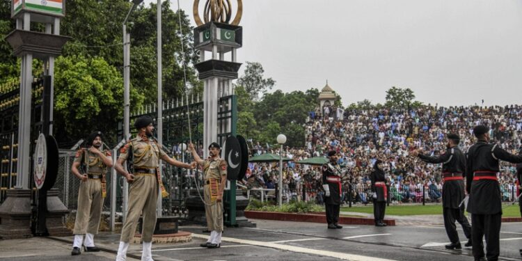 Η «θεατρική» τελετή στα σύνορα Ινδίας–Πακιστάν: Το τελετουργικό που ισορροπεί ανάμεσα σε θέαμα και ένταση