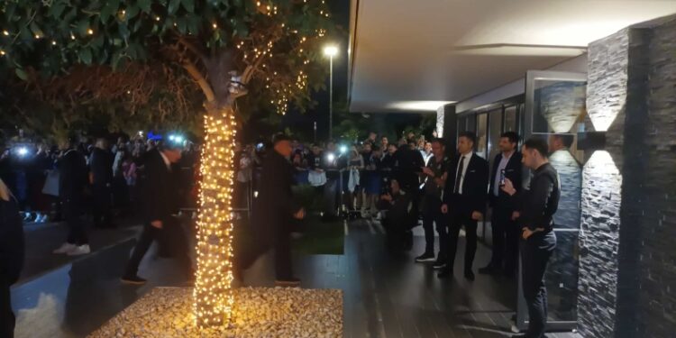 Το Gazzetta «υποδέχτηκε» στο ξενοδοχείο τη Ρεάλ Μαδρίτης, υπέγραψε αυτόγραφα ο Βινίσιους!