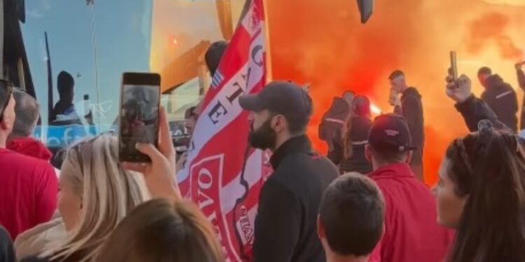 Ολυμπιακός: Χαμός στην υποδοχή της αποστολής στο νησί της Σύρου