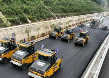 Το απίστευτο China Speed: Έστρωσαν 8.000 τόνοι ασφάλτου και 2.4 χλμ. σε 6 ώρες (vid)