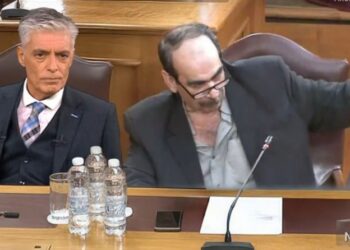 Ο Ευαγγελάτος κατάφερε να… αράξει δίπλα στον «Φραπέ» στην Εξεταστική! (vid)