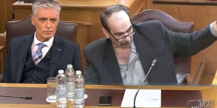 Ο Ευαγγελάτος κατάφερε να… αράξει δίπλα στον «Φραπέ» στην Εξεταστική! (vid)