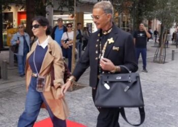 Ο Λάκης Γαβαλάς ξαναχτυπά: Κάνει την Ερμού πασαρέλα και σκορπίζει τη λάμψη του – Χριστουγεννιάτικο glam powered by ΣΚΡΑΤΣ