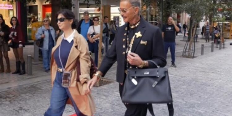 Ο Λάκης Γαβαλάς ξαναχτυπά: Κάνει την Ερμού πασαρέλα και σκορπίζει τη λάμψη του – Χριστουγεννιάτικο glam powered by ΣΚΡΑΤΣ