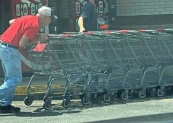 86χρονος έσπρωχνε καρότσια σε σούπερ μάρκετ: Η εγγονή του πήρε την κατάσταση στα χέρια της