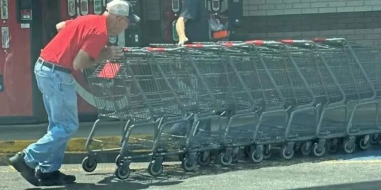 86χρονος έσπρωχνε καρότσια σε σούπερ μάρκετ: Η εγγονή του πήρε την κατάσταση στα χέρια της