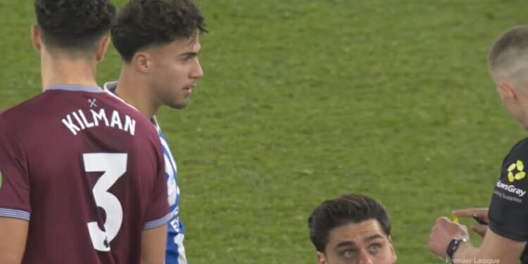 Μία άκρως ελληνική στιγμή: Ο Κωστούλας μπήκε στο Γουέστ Χαμ-Μπράιτον και σε μόλις 17” πήρε κίτρινη κάρτα για φάουλ στον Μαυροπάνο