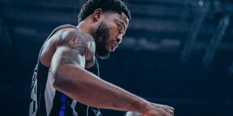 Ταϊρίκ Τζόουνς: Έσβησε όλες τις φωτογραφίες με την Παρτίζαν