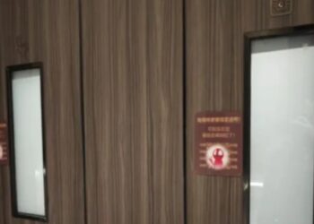 Εμπορικό κέντρο εγκαθιστά γυάλινες πόρτες σε τουαλέτες που γίνονται διαφανείς όταν ανιχνεύεται καπνός τσιγάρου