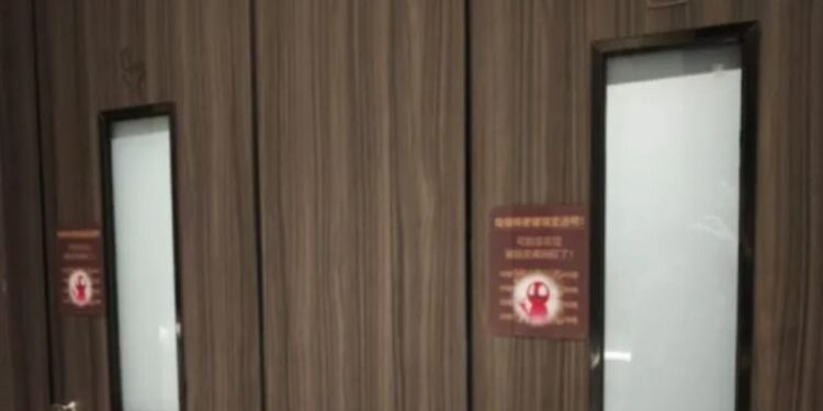 Εμπορικό κέντρο εγκαθιστά γυάλινες πόρτες σε τουαλέτες που γίνονται διαφανείς όταν ανιχνεύεται καπνός τσιγάρου