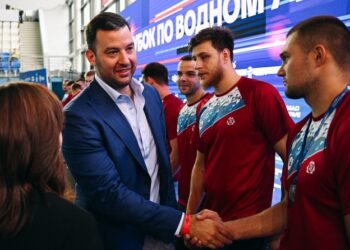 O Φίλιπ Φιλίποβιτς μπροστάρης στο στήσιμο των εθνικών ομάδων πόλο της Ρωσίας