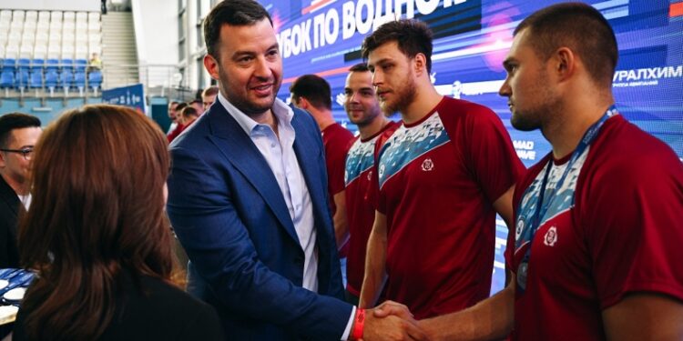 O Φίλιπ Φιλίποβιτς μπροστάρης στο στήσιμο των εθνικών ομάδων πόλο της Ρωσίας