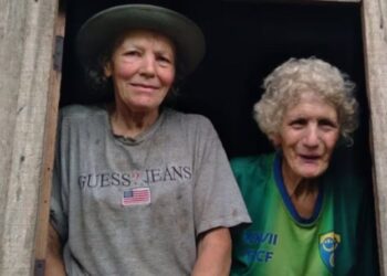 70χρονες αδερφές ζουν στη μέση της ζούγκλας με μόνο ένα αγρόκτημα: «Μας δίνει όλα όσα χρειαζόμαστε»