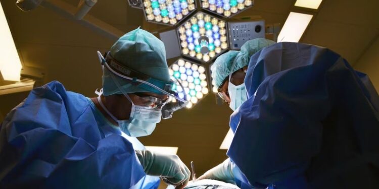 Ζούσε 20 χρόνια με όγκο που έφτασε τα 60 κιλά: «Δεν με εμπόδιζε να δουλεύω»