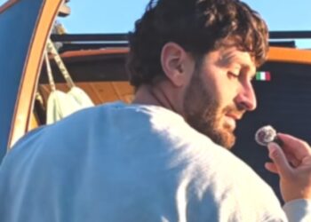 Ζει σε βαν με 1.300€ μισθό: Η ιστορία δημόσιου υπαλλήλου που είπε «όχι» στο ενοίκιο