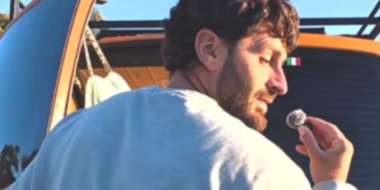 Ζει σε βαν με 1.300€ μισθό: Η ιστορία δημόσιου υπαλλήλου που είπε «όχι» στο ενοίκιο