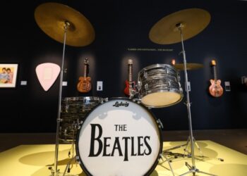 Η ανεκτίμητη δημοπρασία: Οι κιθάρες του Bruce Springsteen, τα ντραμς των Beatles και τα σενάρια του Νονού