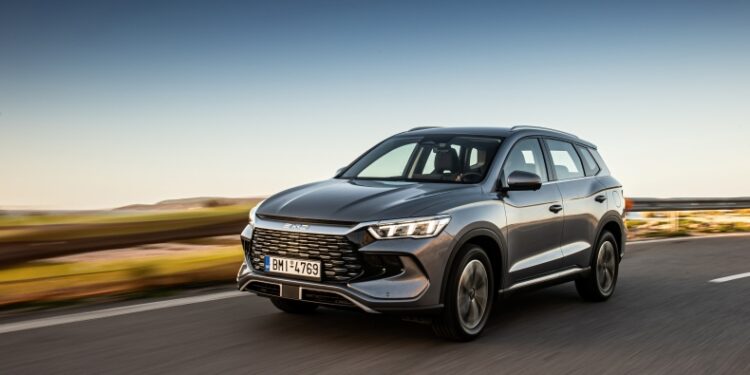 Οδηγήσαμε το νέο BYD Sealion 5 DM-i